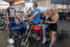 Aus Uhldigen gekommen – und mit zwei Simson-Mopeds direkt in der Halle geparkt: Gerrit Ziebarth (Mitte) mit seinen beiden Töchtern Annika und Lara und deren Freund Rene Mösle.