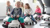 
Die Kinder in Laichingen auf den VR-Mobilen.
