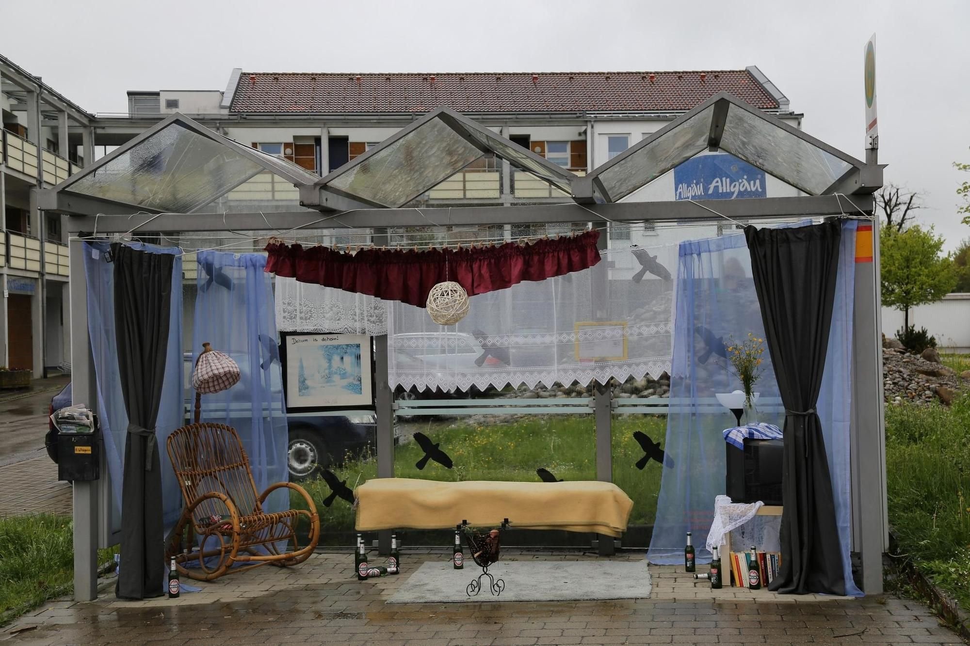 In der Nacht zum 1. Mai richten Hergensweiler eine Bushaltestelle ...