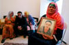 Die tunesische Familie des mutmaßlichen Attentäters von Berlin ist fassungslos: Sie könne sich nicht vorstellen, dass ihr Sohn zu solch einer Tat fähig sei, sagte die Mutter des 24-Jährigen, Nur al-Huda, die ein Porträtfoto Amris in den Händen hä