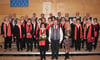 Die Geehrten Rosa Aßfalg und Anton Sulzer, Chorleiterin Dorothée Ruoff (vorne, von links) sowie die Sänger der Chorgemeinschaft freuen sich über einen gelungenen Konzertauftritt.