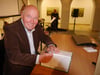 
Peter Schmid signiert im Alten Kloster sein Buch „Oberschwäbisch - Seealemannisch“.

