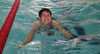 Martina Krattenmacher hat Spaß beim 25-Stunden-Schwimmen im Biberacher Hallensportbad.