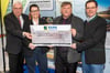 Thomas Vogler und Michaela Meyer (Edek) überreichen an die Vizepräsidenten des Landesfischereiverbandes, Thomas Wahl und Christof Kehle einen Scheck über 5000 Euro.