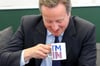 „Ich bin drin“: David Cameron wirbt mit einem proeuropäischen Kaffeebecher gegen den Brexit.

