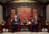  Horst Seehofer (li.) spricht in Peking mit dem Vizepremierminister der Volksrepublik China, Ma Kai.