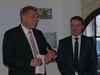 
Der Gemeiderat hat Andreas Rief zum Beigeordneten der Stadt Bopfingen gewählt. Bürgermeister Gunter Bühler (links) gratuliert seinem Vize.
