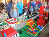 
In drei Tagen ist im Unterrombacher Dietrich-Bonhoeffer-Haus eine ganze Lego-Stadt – sogar mit einem Fußballstadion – entstanden. Viele Eltern nahmen mit ihren Kindern die Gelegenheit wahr, die dabei entstandenen Bauwerke zu bestaunen.
