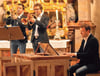 Ein bewährtes Musikertrio: die Trompeter Florian Keller (links) und Daniel Bucher mit dem Organisten Patrick Brugger.