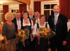 Claudia Moll (von links), stellvertretende Vorsitzende des Chorverbandes Donau-Bussen ehrte Werner Sautter, Elfriede Sautter, Bruno Reuchlin und Monika Sautter; rechts Vorstand Rainer Bischel und hinten (Mitte) ist Ortsvorsteher Manfred Goller.