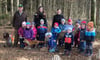 Die Kinder aus Sulmingen und ihre Erzieherinnen hatten viel Spaß beim Waldprojekt mit Gerhard Kreeb (l.).