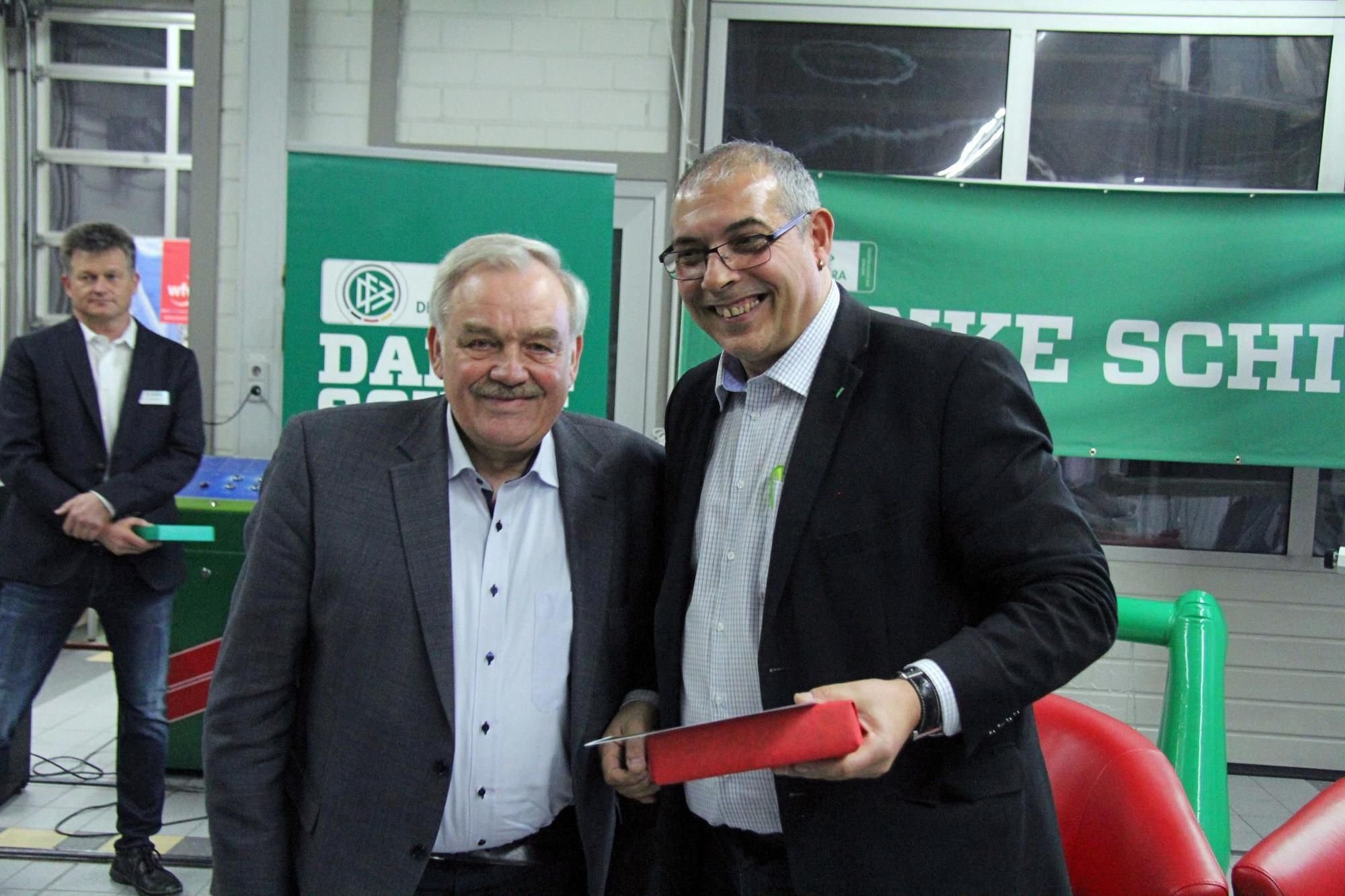 Ehrung für Schiedsrichter Schlegel