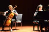 Cellistin Yebin Kim (links) zusammen mit Pianistin Yukie Takai (rechts) beim Abschlusskonzert der 13. Sommerakademie Leutkirch.