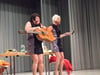 
Die zwei sexy „Schwabenmädla“, (von links) Petra Binder und Doris Reichenauer singen, tanzen und kämpfen mit Gitarre und Handy in der Andelfinger Festhalle als Gäste des Gesangvereins „Concordia“. 
