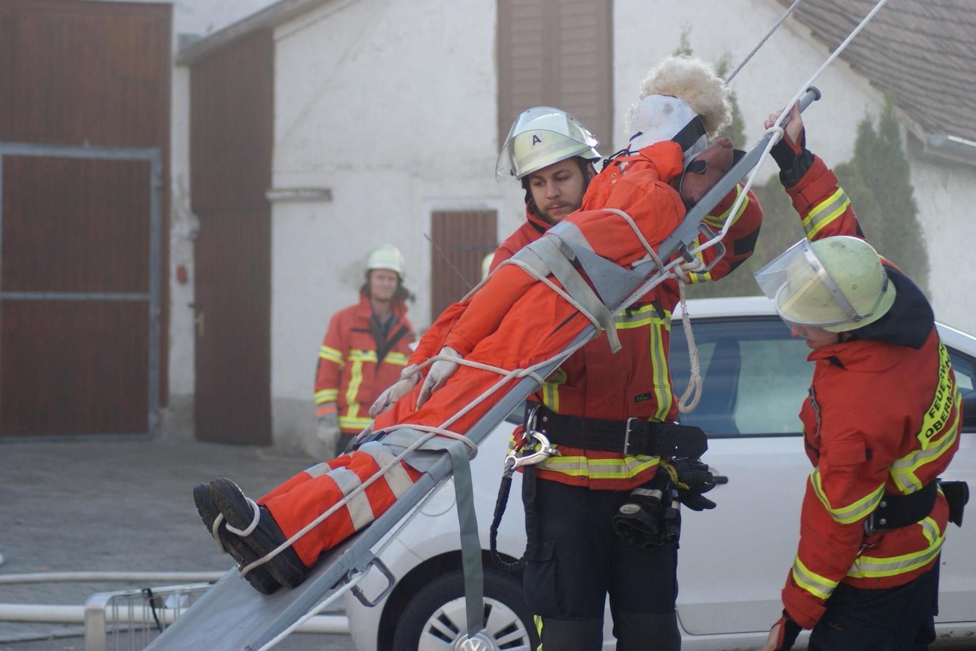 Obermarchtaler Feuerwehr übt Rettung mit Steckleitern