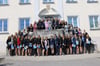 
38 Abiturientinnen der Heimschule Kloster Wald erhalten zum Abschluss ihrer Werkstattausbildung den Gesellenbrief, der sie als Maßschneiderinnen ausweist. 
