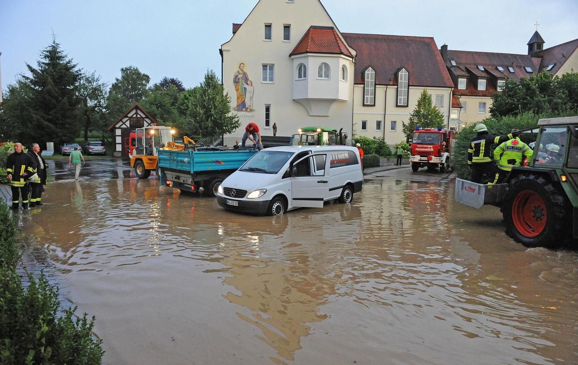 Hochwasser flutet Straßen und Keller in Weihungszell