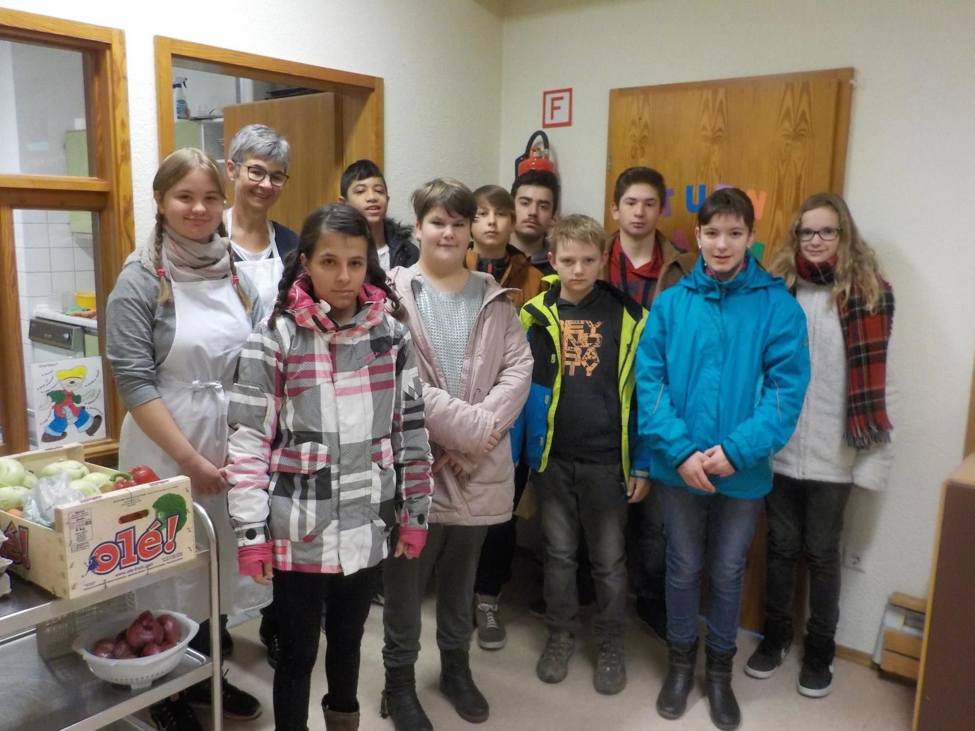 Schüler informieren sich über Hauswirtschaft im Kindergarten