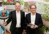
Sascha Menges, Chef der Gardena Division (rechts mit Gartenschere) und Tobias M. Koerner, Chef der Abteilung Global Sales, mit Fallobstsammler, freuen sich über gute Zahlen. 

