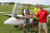 
Hans-Joachim Daniel mit Sohn Salomon Daniel und Fluglehrer Philipp Kramer freuen sich über die bestandene Prüfung.
