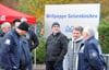 Die Mitarbeiter von Wellpappe Gelsenkirchen bei der Mahnwache. Sie befürchteten, dass Unternehmenseigentum aus der Insolvenzmasse vom Werksgelände geschafft werde könnte.