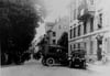 
Einer der mutmaßlich ersten Autounfälle in Friedrichshafen soll sich um 1912 an der Ecke Karl- und Friedrichstraße ereignet haben. Neben den Unfallwagen ist rechts das ehemalige Hotel Bellevue, heute besser als Hotel Schöllhorn oder Athen bekannt, z