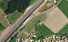 Der rote Punkt im Waldstück (oben) an der A 96 markiert den Standort des von der Telekom geplanten Mobilfunkmasts. Unten ist der nördliche Ortsrand von Waltershofen zu sehen.