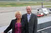 Intersky-Chefin Renate Moser und der neue Geschäftsführer am Bodensee-Airport Claus-Dieter Wehr freuen sich über die Stärkung der „Homebase“ Friedrichshafen.