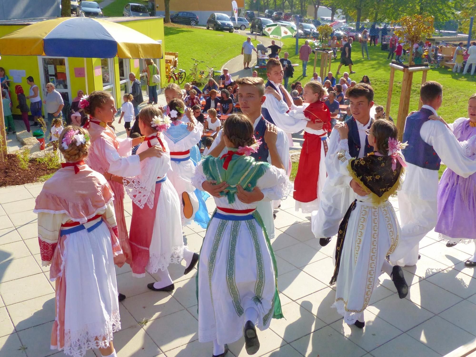 Rötenberger Feiern Buntes Einweihungsfest