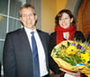Der strahlende Sieger Robert Scherer und seine Frau Tina nehmen Blumen und Glückwünsche auf der Rathaustreppe entgegen.