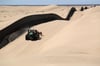 
Ein Traktor befreit den mexikanisch-amerikanischen Grenzzaun in der Wüste Kaliforniens von Flugsand: Eine Mauer über die gesamte Länge der 1500 Kilometer langen Grenze kostet nach Expertenschätzungen zwischen 15 und 20 Milliarden Dollar.
