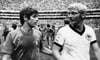 Untröstlich: Nach dem Jahrhundertspiel 1970 spricht Italiens Stürmer Gianni Rivera (links) mit Deutschlands Karl-Heinz Schnellinger. 