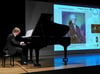 Bilder und musikalische Ausschnitte begleiteten den Vortrag von Georg Mais über die Mozarts im Augustinum Meersburg, am Klavier begleitet Sergei Markin.