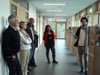 Philipp Beck (rechts im Bild) vom Atelier 522 in Markdorf erklärt den Besuchern die Bilder der Ausstellung.