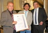 Lorenz und Leander Brugger (von links) erhalten die IHK-Urkunde aus der Hand von Jan Unverhau.