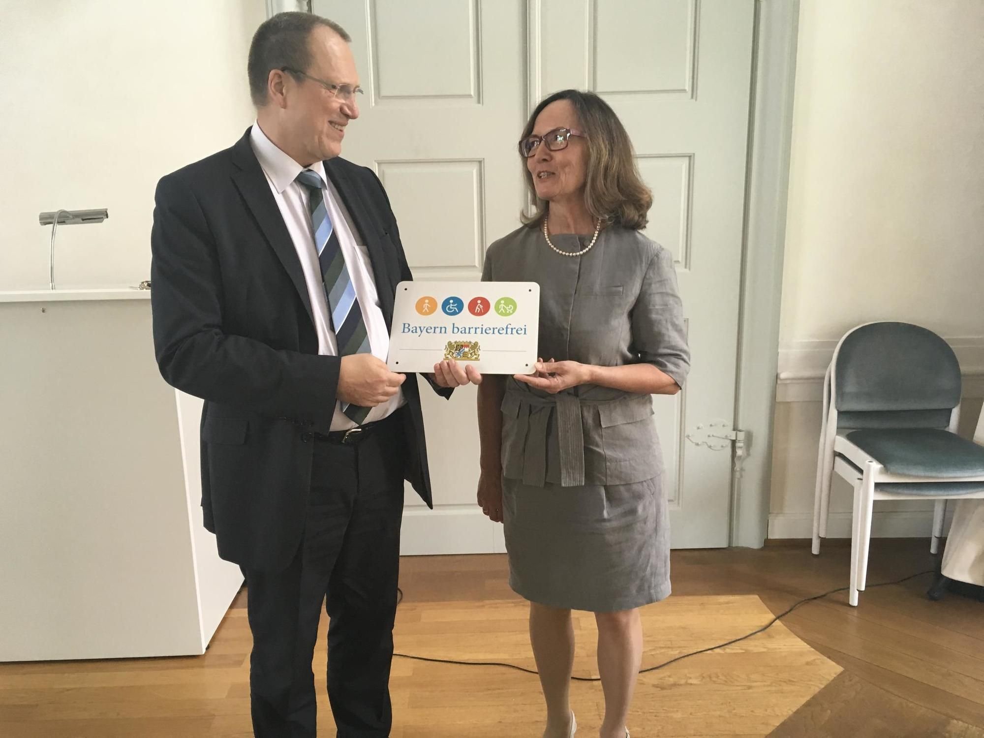 Hoher Besuch macht Amtsgericht offiziell barrierefrei