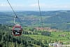 Wer nicht allzu hoch hinaus will, findet im Allgäu und in Vorarlberg schon offene Hütten und Seilbahnen – wie hier die Imbergbahn bei Oberstaufen.