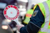 
Bei der Kontrolle eines Fernbusses hat die Bundespolizei in Lindau einen gesuchten Dieb festgenommen.
