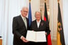 Ministerpräsident Winfried Kretschmann hat Charlotte Mayenberger das Bundesverdienstkreuz verliehen.