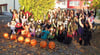 Auf dem Schulhof der Leibertinger Wildensteinschule fiebern die Kinder dem Halloweenfest entgegen, das ihnen drei Stunden lang fantastische Erlebnisse bescheren sollte.