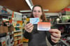 Kerstin Hintzenstern zeigt die orangene Ostrach-Card des Handels- und Gewerbevereins Ostrach, die die alte, blaue Karte ersetzt.