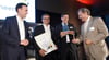 Das Ulmer Unternehmen HS2 Engineering hat den „Gründerpreis der Schwäbischen“ 2015 gewonnen. Links Landeswirtschaftsminister Nils Schmid (SPD), rechts der Geschäftsführer von Schwäbisch Media, Kurt Sabathil.