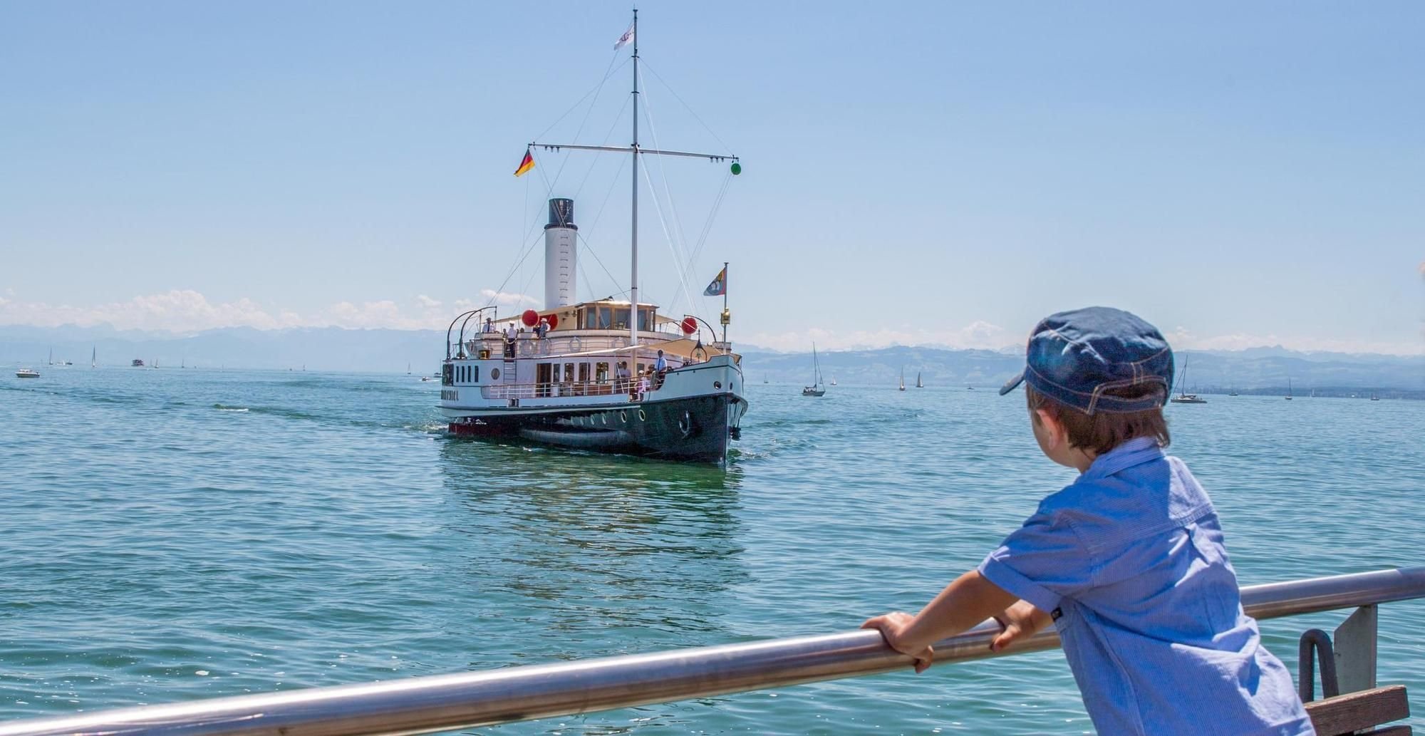 Die Hohentwiel gleitet über den smaragdgrünen See