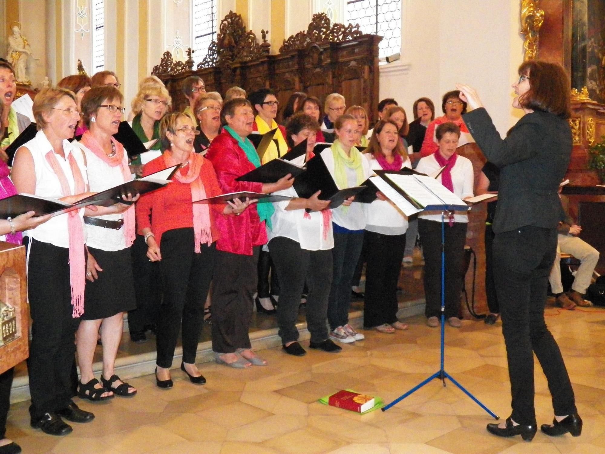 Frauenchor Aus Obermarchtal Singt In Munderkingen Liebeslieder