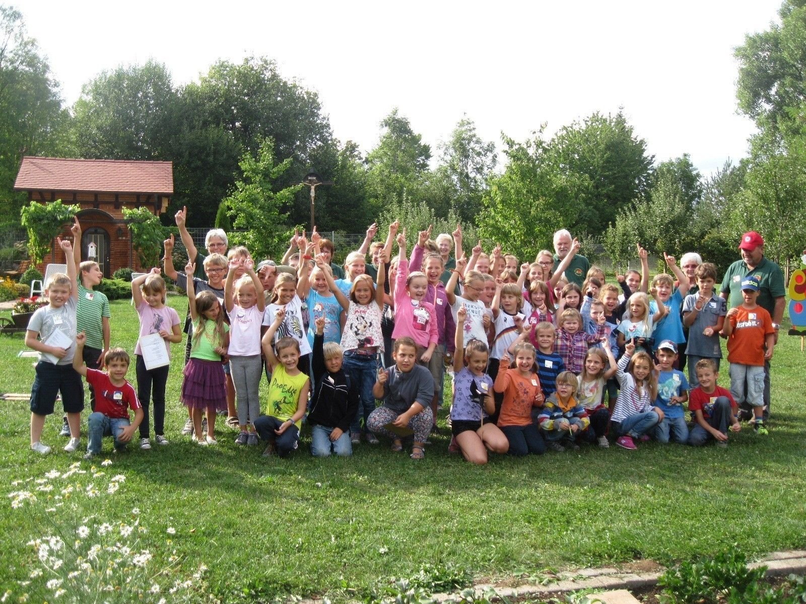 Kleine Gärtner erkunden Vereinsgarten des Obst und Gartenbauvereins
