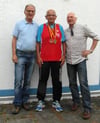 Peter Seidel (links) und Reinhold Butschek (rechts) gratulierten dem 82-jährigen Adolf Novakowski zu seinen Erfolgen.