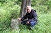 Historiker Hartmut Schröder zeigt, wo die geraubten historischen Grenzsteine in Westerheim zu finden waren: südlich der Egelsee-Höfe im Gewann Hochwang an der Grenze zu Feldstetten. Die 400 Jahre alte Steine kennzeichneten die Gemarkungsgrenze zwisch