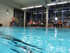 Interessierte haben sich von Mitgliedern der DLRG-Ortsgruppe den Ablauf des Schwimmkurses erklären lassen.