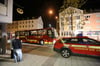 
In einem Reisebus der Ulmer Feuerwehr wurden die Gäste, die wegen des Feuers ihr Hotel in der Nacht zu Dienstag verlassen mussten, versorgt. 
