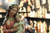Auch diese Muttergottes mit dem Jesuskind hat es nach Augsburg geschafft.